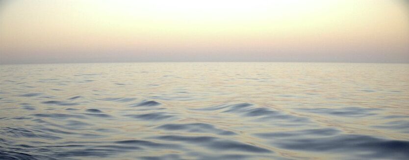 Meeresoberfläche mit Horizont